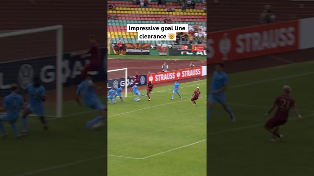 What a clearance – without his shoe on! 👀