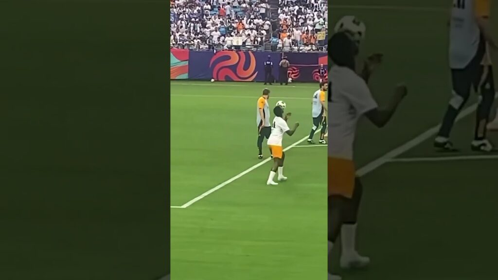 سحر فينيسيوس بالكرة لا يٌصدق 🤯 #messi #football #ronaldo #رونالدو #ميسي #shorts #skills #maths