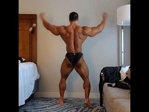 Lee Seung Chul posing