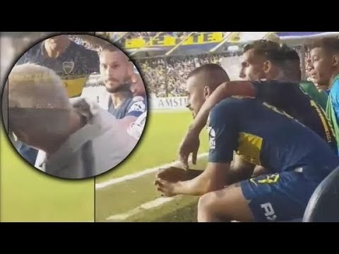 Benedetto y Tevez 'a las piñas' en el banco de suplentes