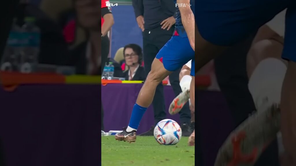 Ali Gholizadeh Skillfully Keeps the Ball ⚽