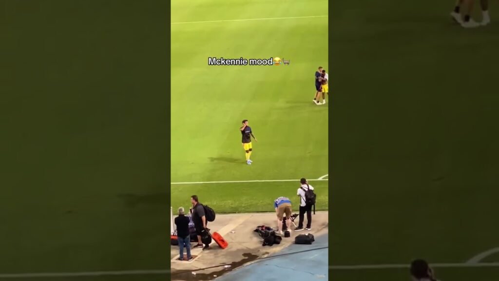 Il coro più bello di sempre dedicato a weston Mc Kennie😂🤍🖤