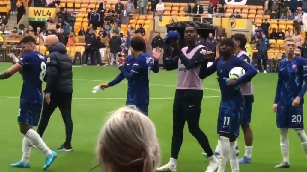Enzo Maresca telling Enzo Fernandez to lead the squad to the fans