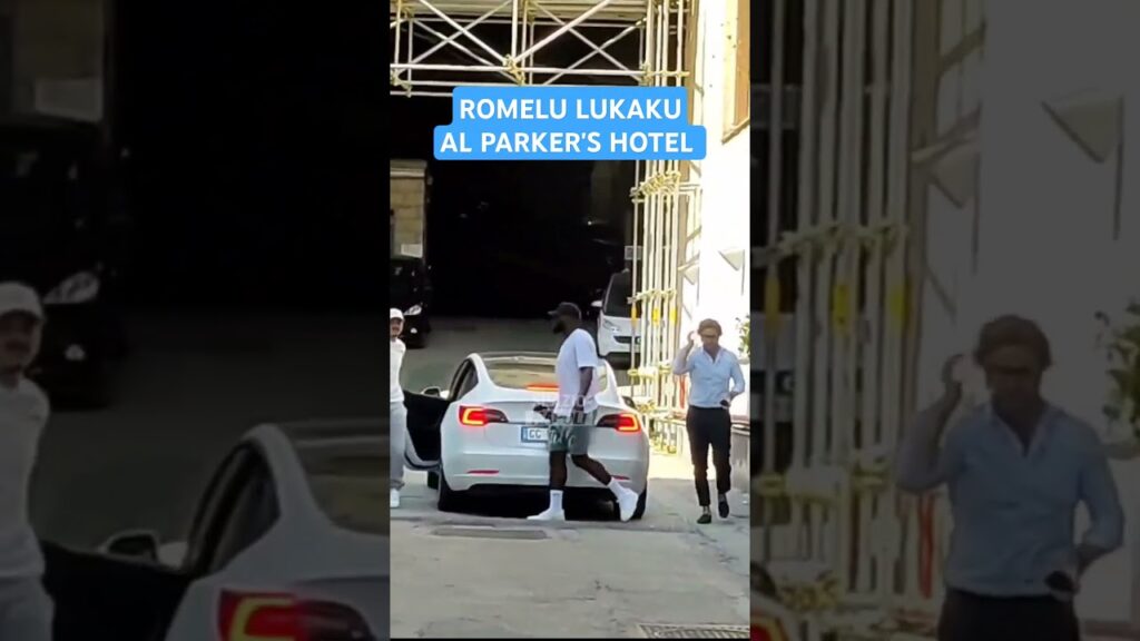 Romelu Lukaku torna al Parker's Hotel dopo un giro in città: incontro con Conte, McTominay e Neres