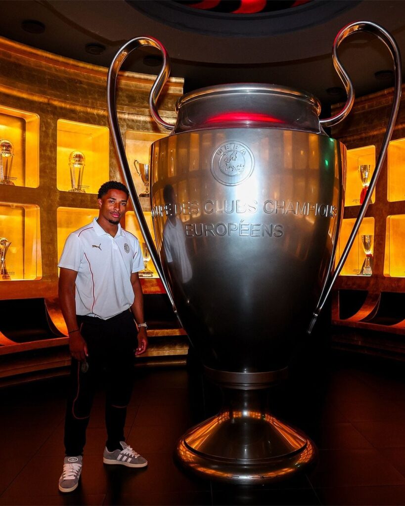 Vos taking a tour at the Museum