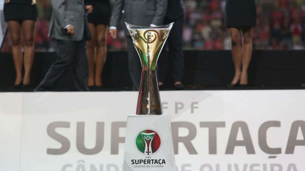 Champions Sporting and FC Porto, holders of the Portuguese Cup, will compete today (Saturday) in Aveiro for the first trophy of the 2024/25 football season, the Cândido de Oliveira Super Cup.