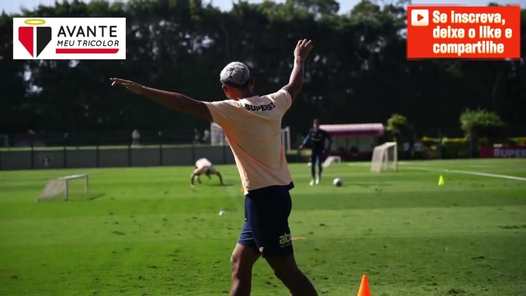 Lucas e Alan Franco tiram onda em desafio diferente no último treino do São Paulo antes do Flu