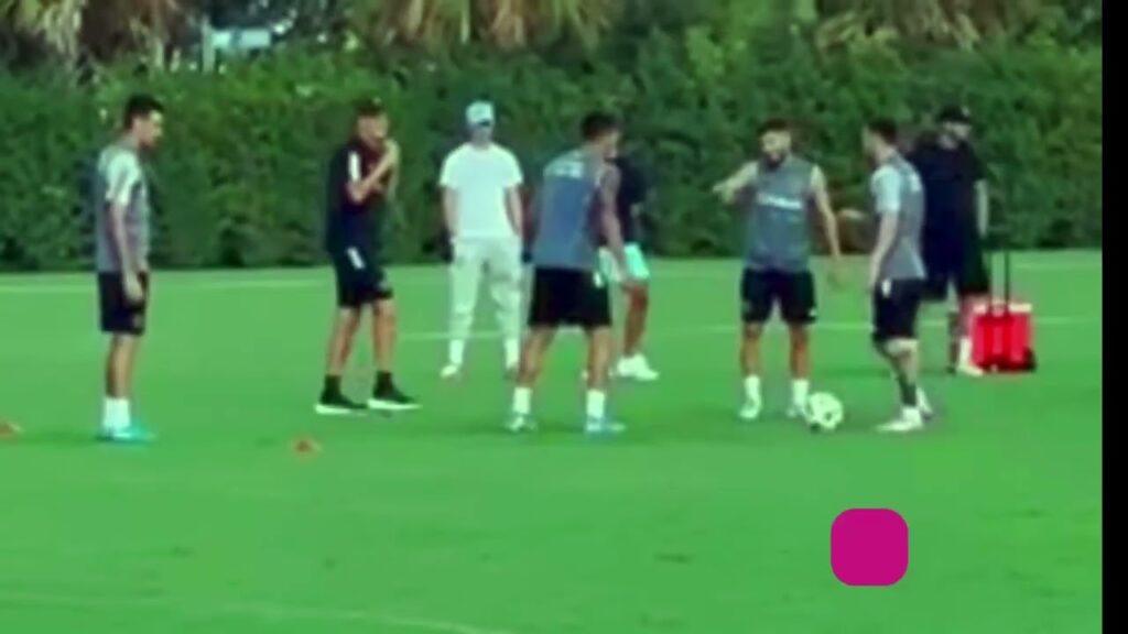 Messi entrenando a la par de Busquets, Jordi Alba y Luís Suárez