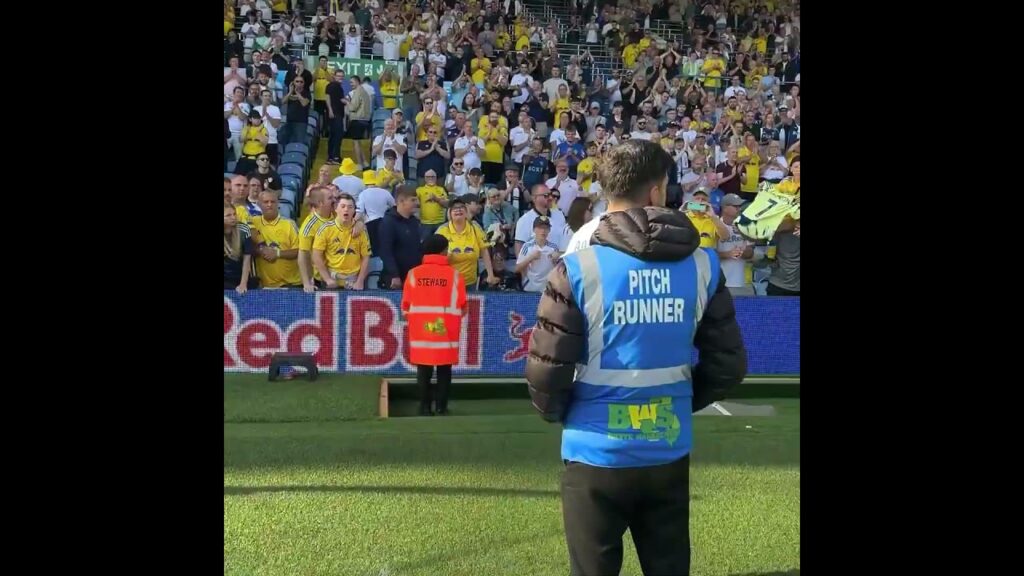 🫶 Brenden Aaronson gives away his shirt after Leeds United win against Hull City! #LUFC
