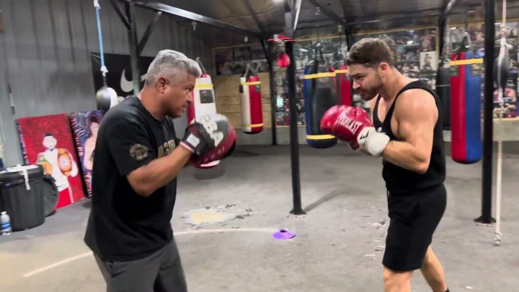 THE VERY POWERFUL OSCAR DUARTE WORKING WITH ROBERT GARCIA ESNEWS BOXING