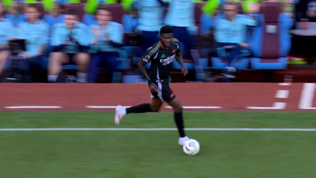 Thomas Partey plays football with Elegance 🐙