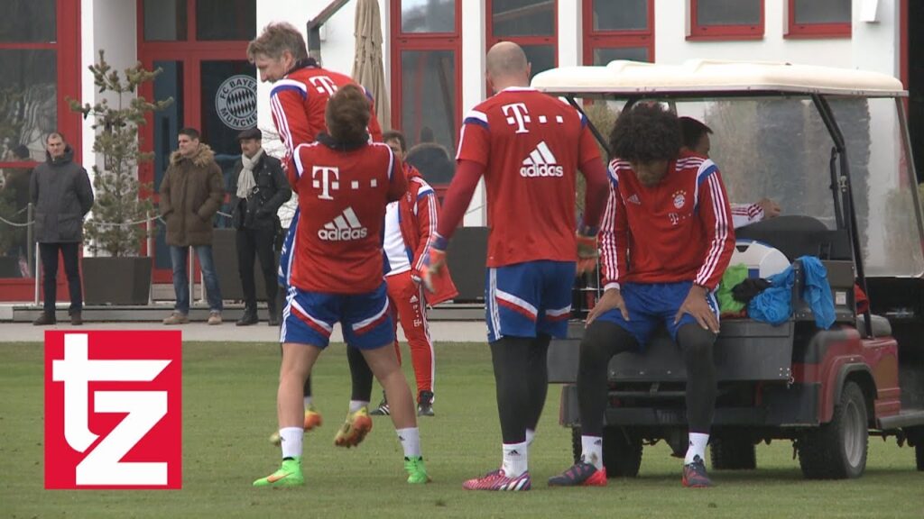 Flachs unter Bankdrückern: Mario Götze nimmt Bastian Schweinsteiger aufs Korn