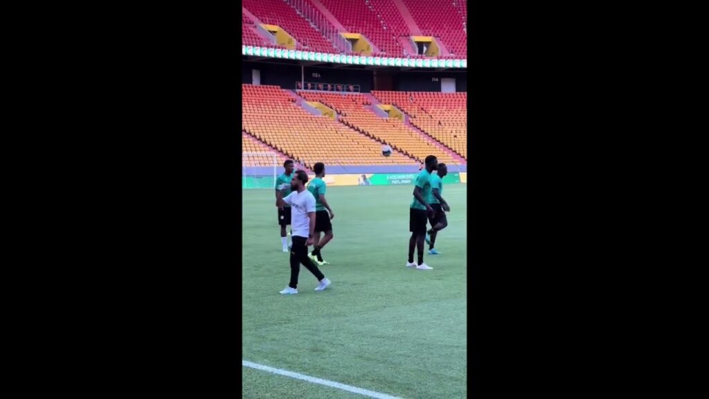 Partie de jonglage entre Iliman Ndiaye Ismail Jakobs...