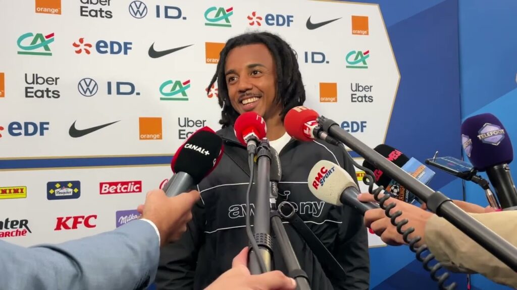 Jules Koundé réagit aux sifflets du Groupama Stadium contre Bradley Barcola lors de France-Belgique