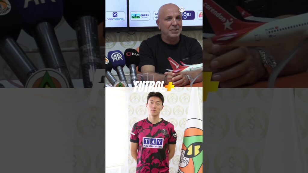 Alanyaspor yeni transferi Ui-jo Hwang için imza töreni düzenledi