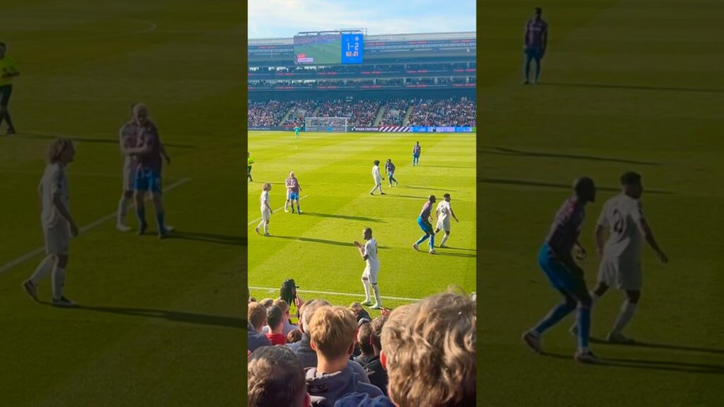 #Cpfc fans clapping off Jordan Ayew on his Selhurst return👏🏾 #crystalpalace #lcfc #premierleague