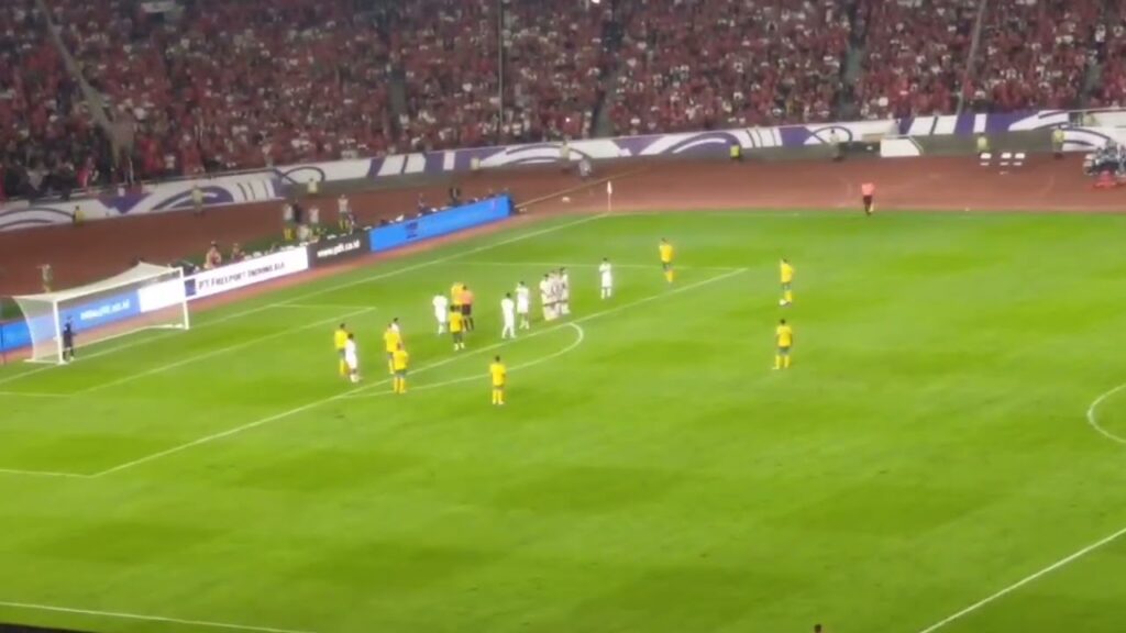 Tendangan Bebas Jackson Irvine masih bisa ditangkap Maarten Paes