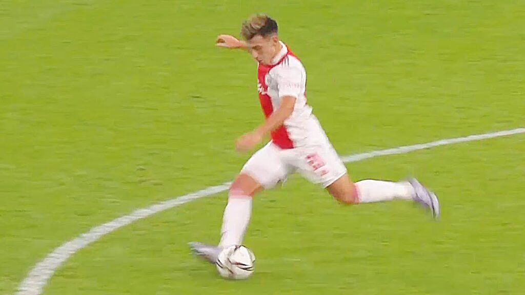 Have You Seen Lisandro Martinez Passing!?