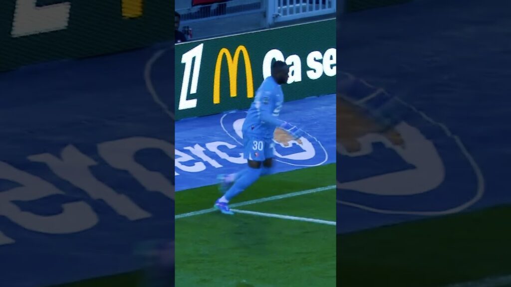 La sérénité de Mandanda 😱 #ligue1 #ligue1mcdonalds #goalkeeper #skills #soccer #football #foot