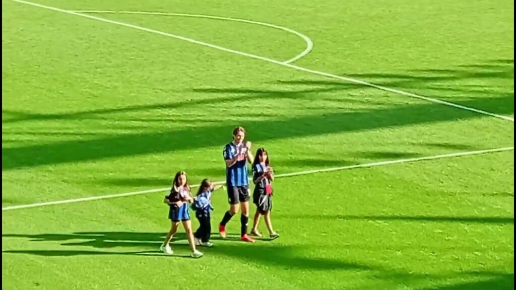 Atalanta fans love Marten de Roon (Midfielder)