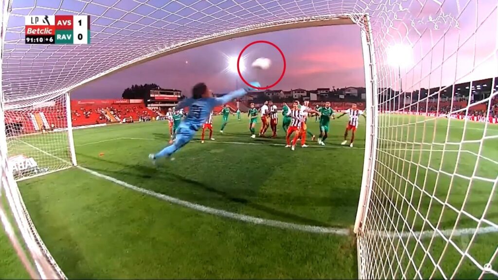 Las MEJORES ATAJADAS de MEMO OCHOA Hoy en su DEBUT con el AVS