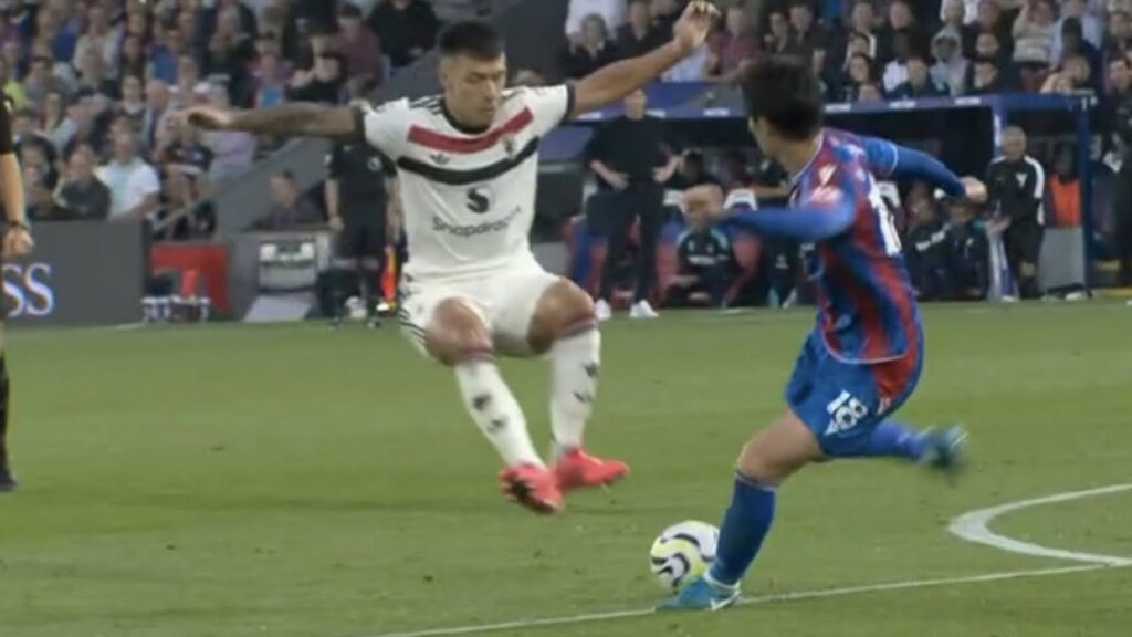 Lisandro Martínez tackle on Daichi Kamada No red card?? = 😱😱😱