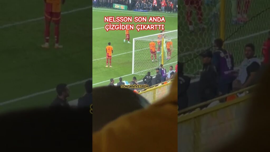 Fenerbahçe Galatasaray maçında Victor Nelsson Cengiz Ünder'in topunu son anda çizgiden çıkarttı.