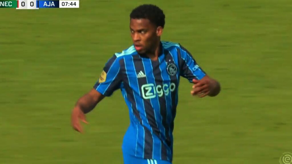 Jurrien Timber shows his Ball Playing Skills in this Match