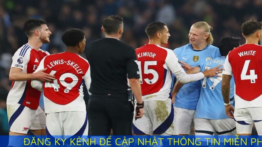 Haaland ném bóng vào đầu trung vệ Arsenal