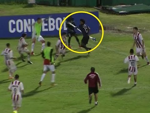 ¡Usó el banderín del córner como lanza! Bochorno en la semifinal de la Libertadores Sub 20: