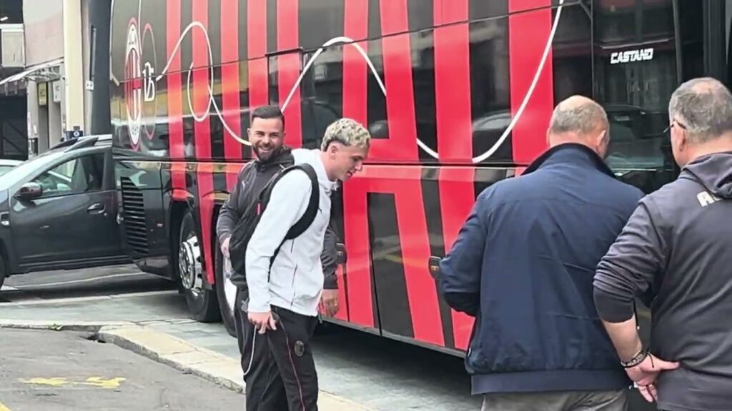 DERBY, il MILAN in RITIRO 🔴⚫️ Solo uno si ferma coi TIFOSI ❤️ THEO HERNANDEZ e RAFA LEAO…