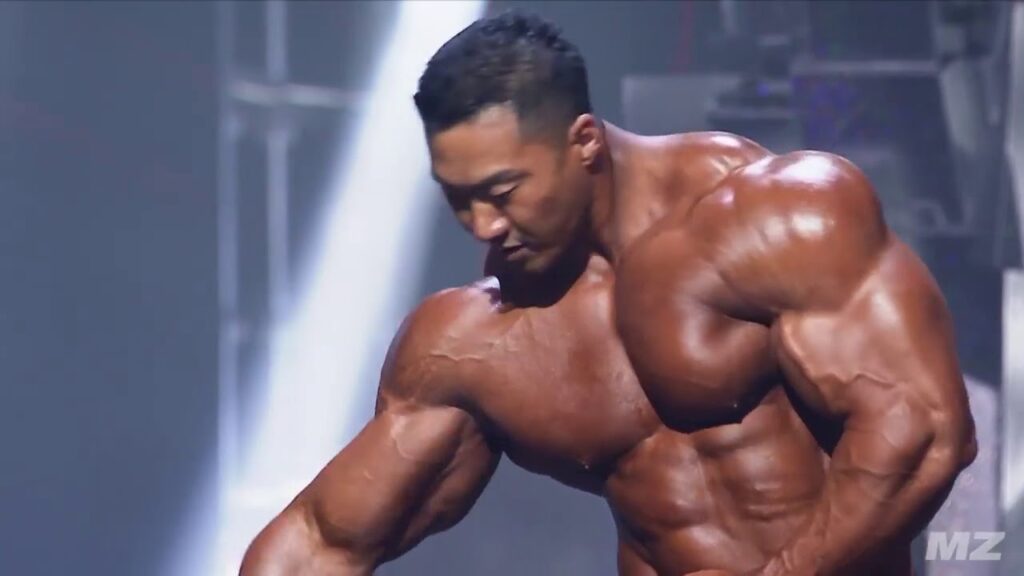 Lee Seung Chul posing