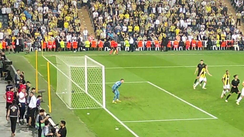 Livakovic kurtardığı penaltı sonrası destek görürken, dönen pozisyonun gol olmasıyla sinirlenir