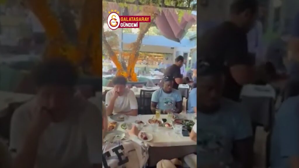 Muslera, PAOK Galibiyeti Sonrasında Takım Arkadaşlarını Kebapçıya Götürdü #shorts #galatasaray