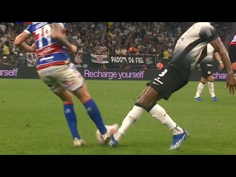 Lance da entrada de Renato Kayzer em Félix Torres - Corinthians x Fortaleza