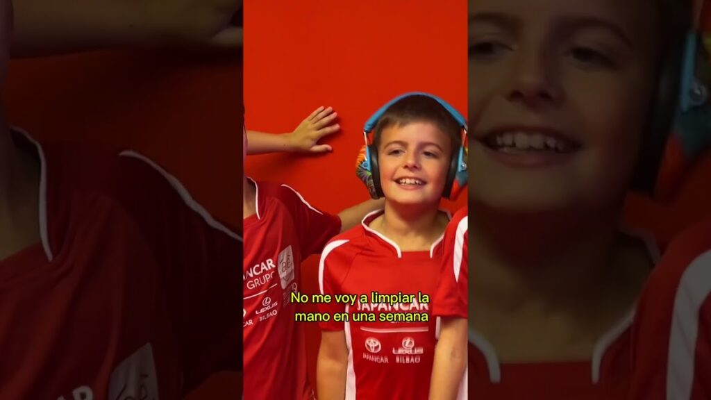 Iñaki Williams y un niño de la Asociación Autismo Euskadi saltaron al césped de San Mamés.