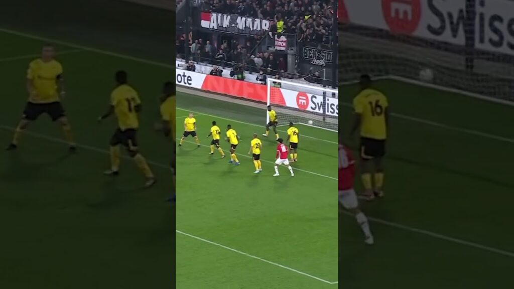 Van Bommel scores and reacts ⚽😂