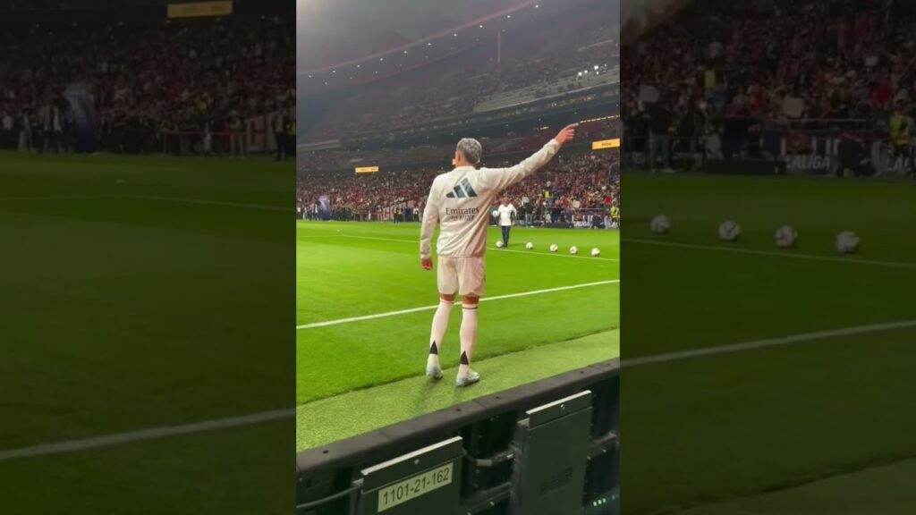 Valverde apologizes to an Atl. Madrid fan after mistakenly hitting him with the ball 🤍👏🏻 #shorts
