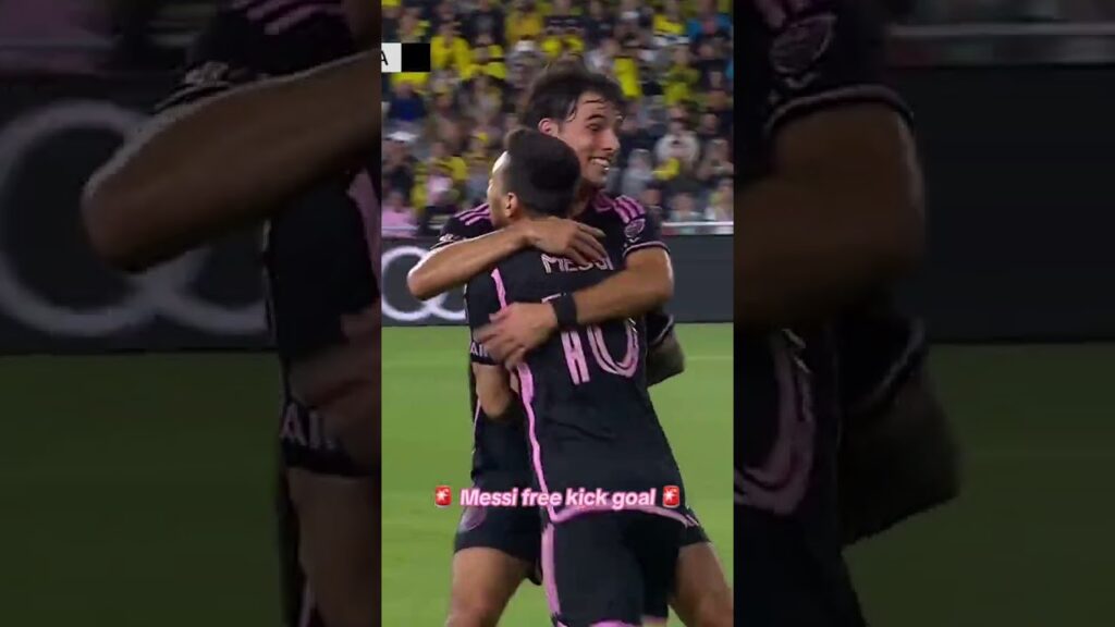 Less than five minutes after his first goal, Messi got his second of the night. From a free kick 🐐