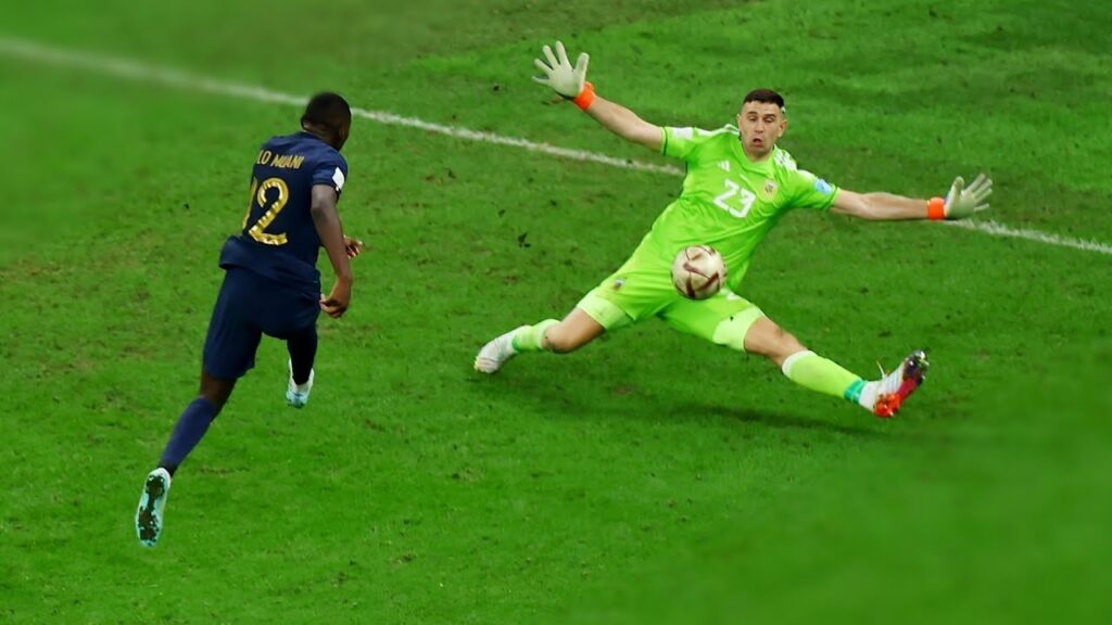 30 HEROIC GOALKEEPER SAVES • Manuel Neuer, Thibaut Courtois, Kepa & David De Gea