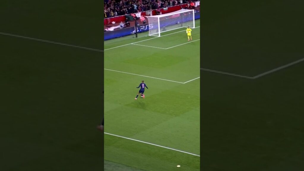 JURRIEN TIMBER WITH AN INCREDIBLE TACKLE AGAINST PSG 🤯