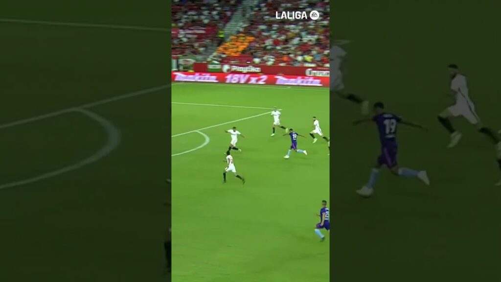 Sofiane Boufal 🤯🇲🇦 #في_مثل_هذا_اليوم عام 2018 سجل سفيان بوفال هدفًا ما يتنساش في #LALIGAHighlights