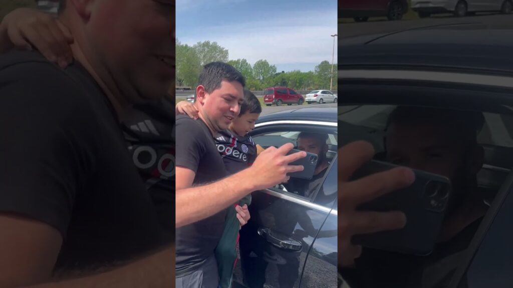 Germán Pezzella frenó a la salida del entrenamiento para firmar autógrafos #river #riverplate