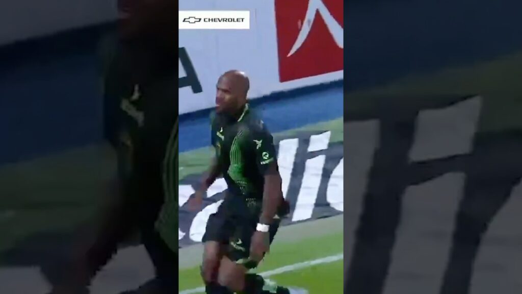 PEGAN LOS BRAVOS | Estupiñán adelanta a Juárez 🐎