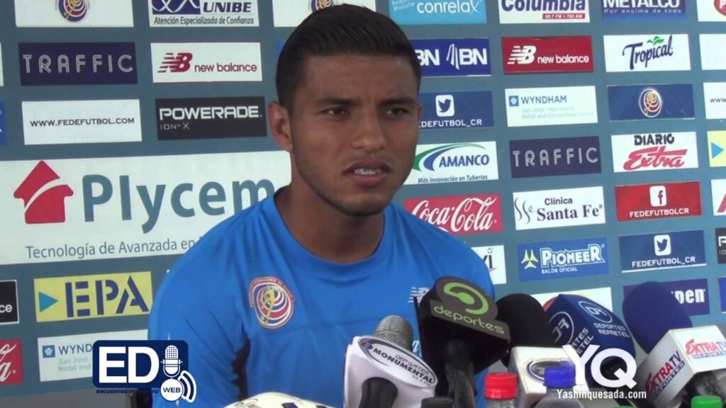 Johan Venegas sobre vitrina de Copa Oro