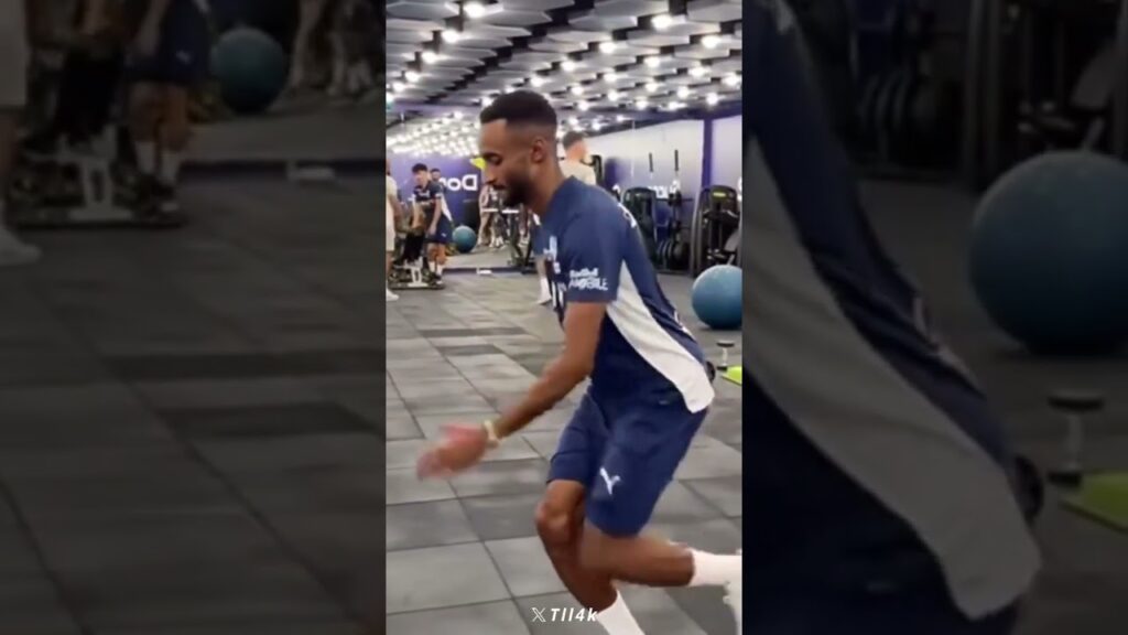 لاعبو الهلال في الصالة الرياضية قبل بداية التدريبات استعداداً لمواجهة الأهلي