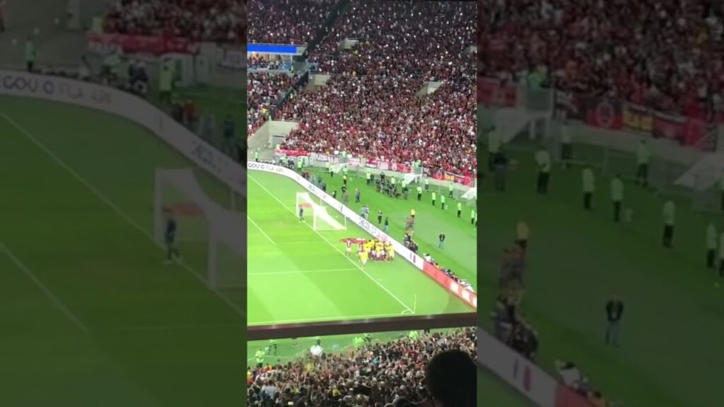 Pulgar, Varela e Braz celebram o gol de pênalti de Arturo Vidal. #short
