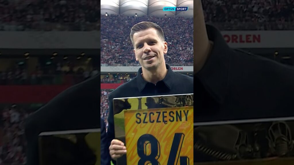 Wojciech Szczesny and Grzegorz Krychowiak are honoured in Warsaw 😍🇵🇱  #UNL #NationsLeague