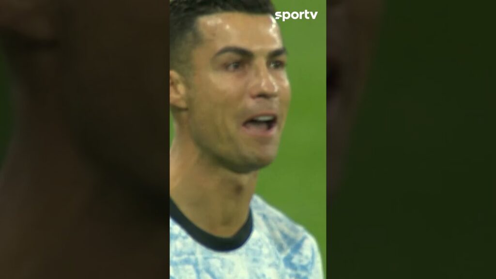 JOGADA ENSAIADA, SERÁ?! CR7 E NUNO MENDES PASSAM VERGONHA EM COBRANÇA DE FALTA | #shorts | ge.globo