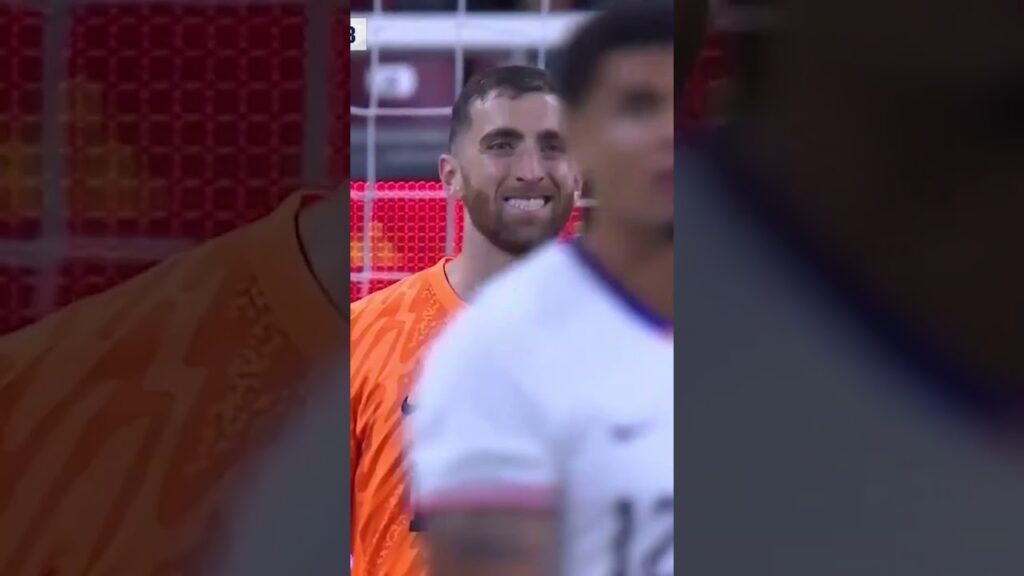 Raúl Jiménez with a perfect free kick against USA 🎯